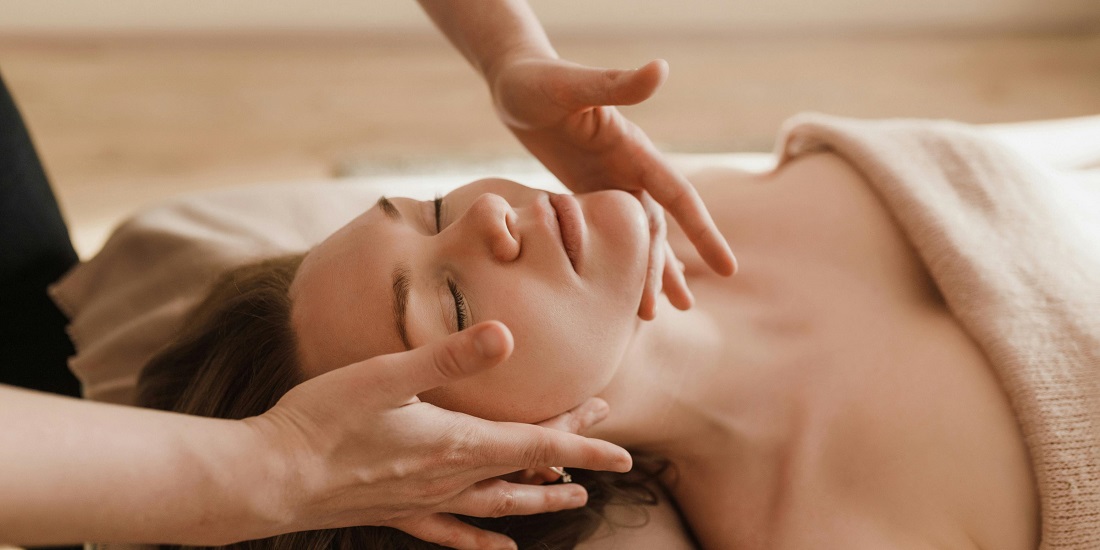 Devojka na tretmanu lica