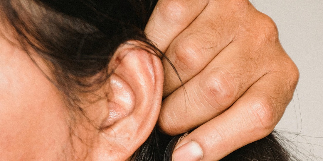 osoba koja počinje ispiranje ušiju kod kuće