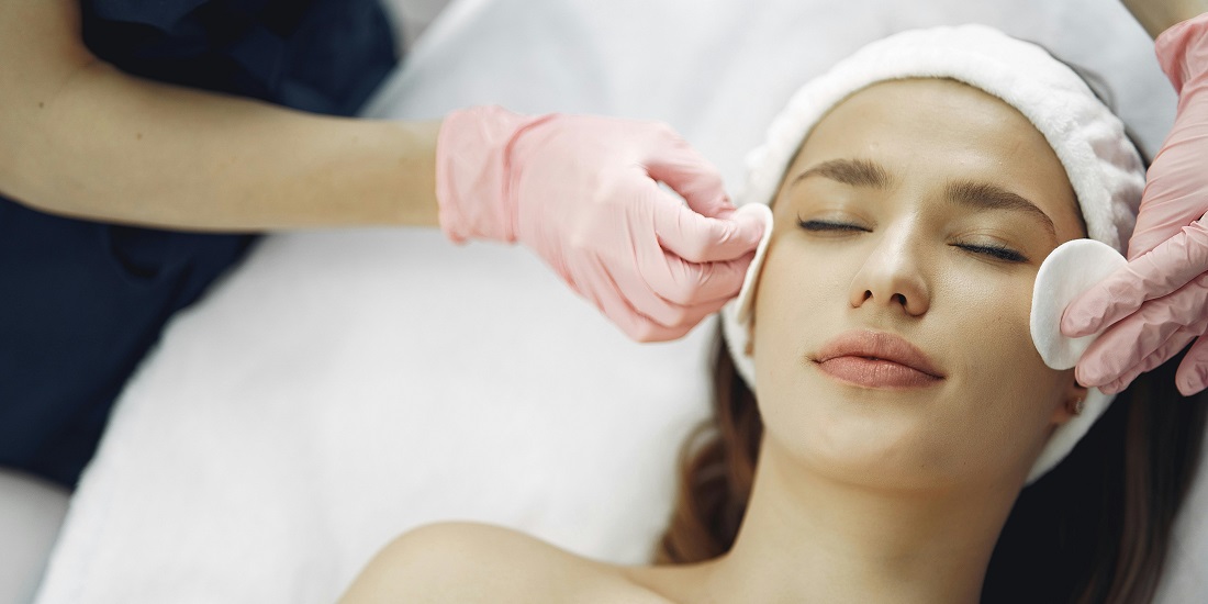 devojka na tretmanu lica