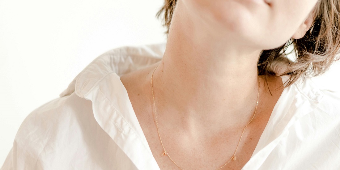 ženski vrat sa zlatnim lancem