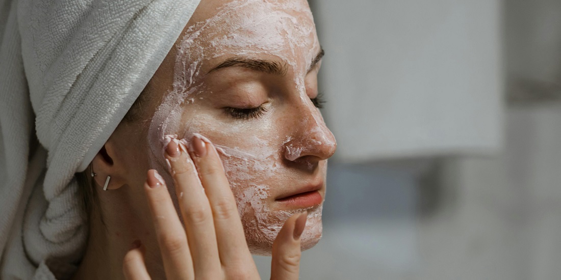 Devojka pokušava oporaviti kožu nakon agresivnih tretmana lica.