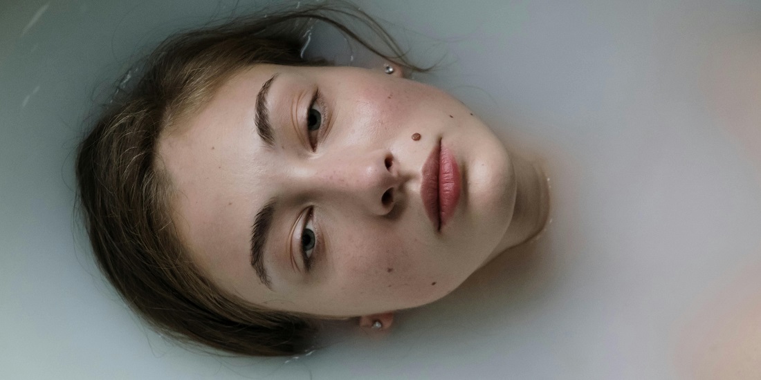 devojka sa mladežom na licu