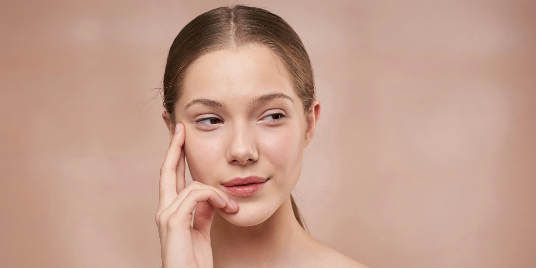 Young woman who benefited from strengthening the skin barrier and microbiome during transitional seasons