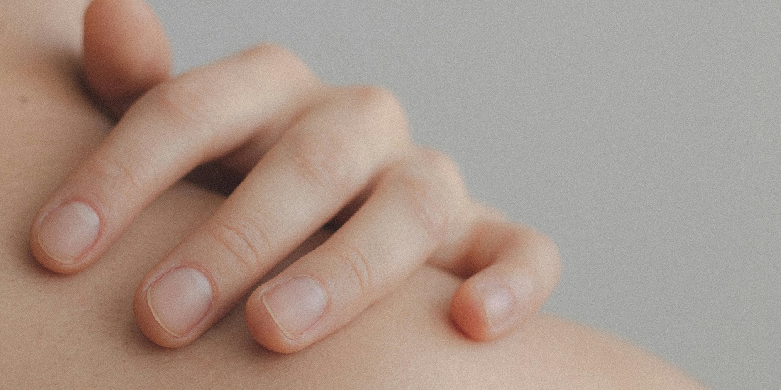 Ruka na ramenu sa vidljivom negovanom kožom