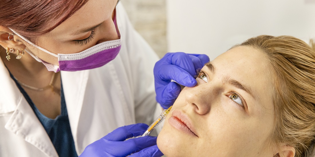 Precizna aplikacija botoksa oko očiju za podmlađivanje u Dr Prlja Medical klinici u Beogradu 