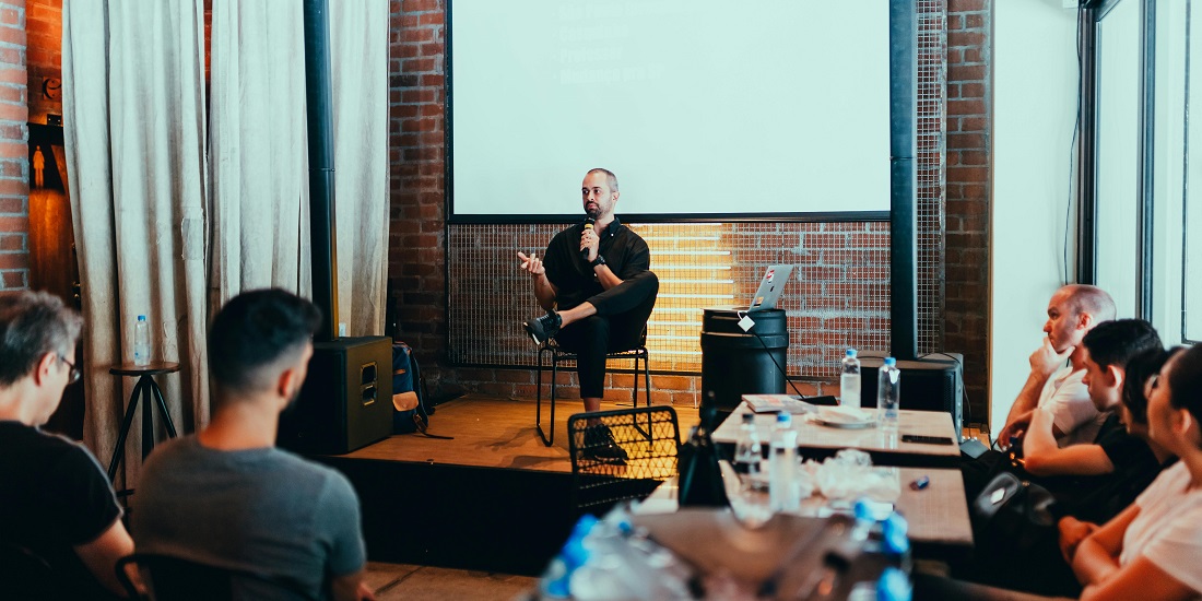 Predavač govori publici