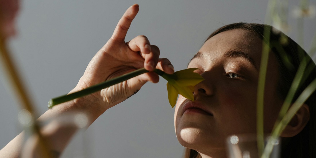 Žena miriše cvet