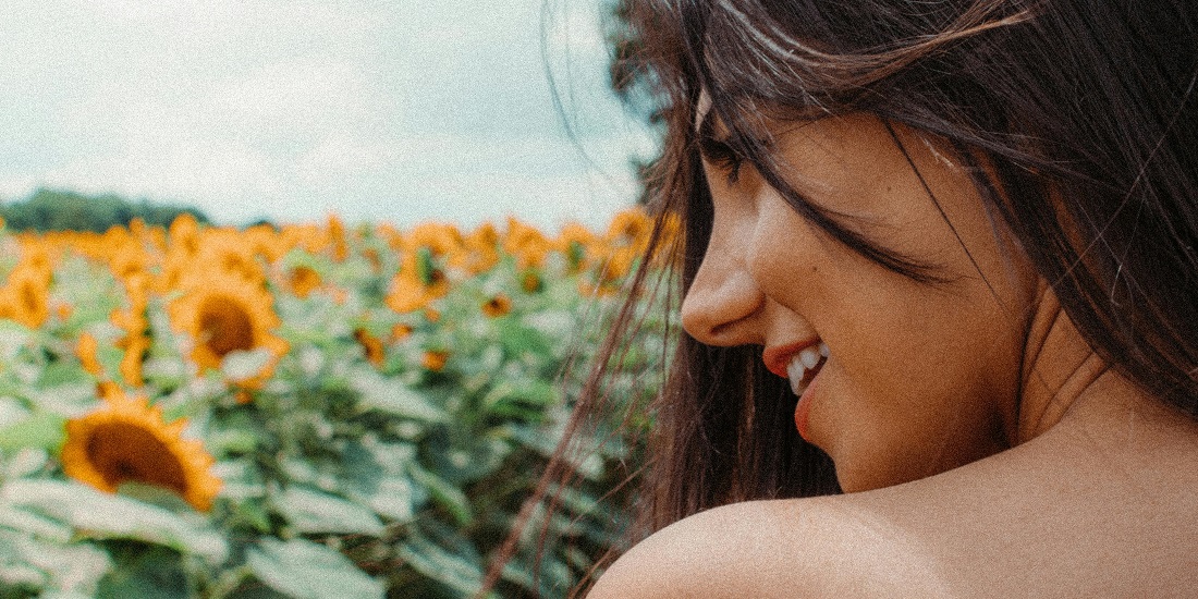 devojka u priordi sa osmehom na licu