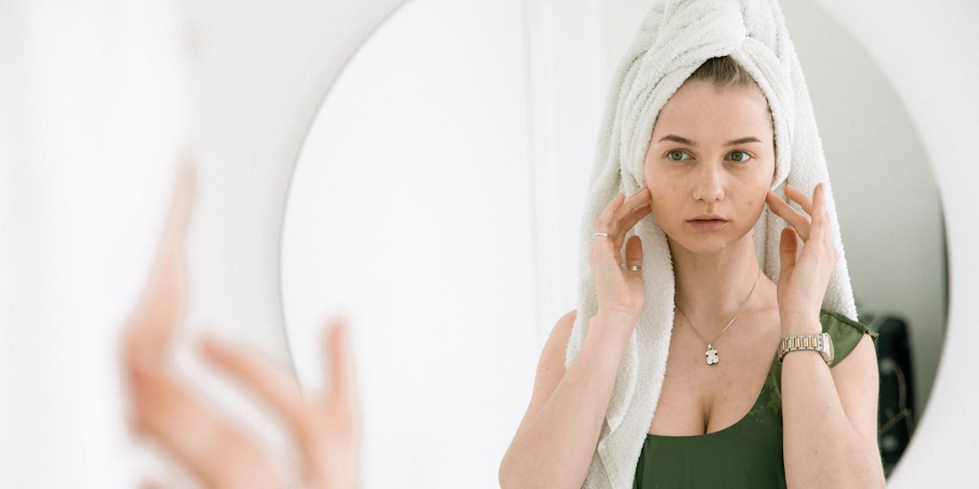 Devojka posle tretmana proverava instant efekat hidratacije