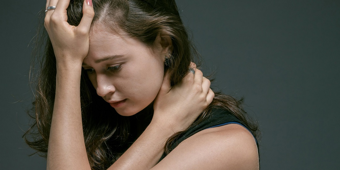 uznemirena mlada žena