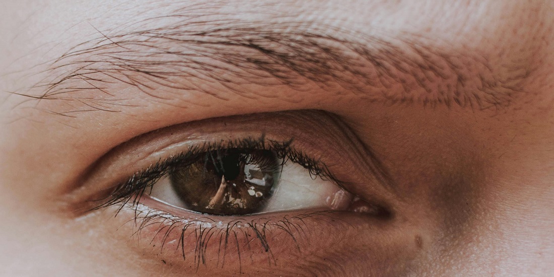 osoba sa spuštenim kapcima koji zahtevaju stručnu procenu.