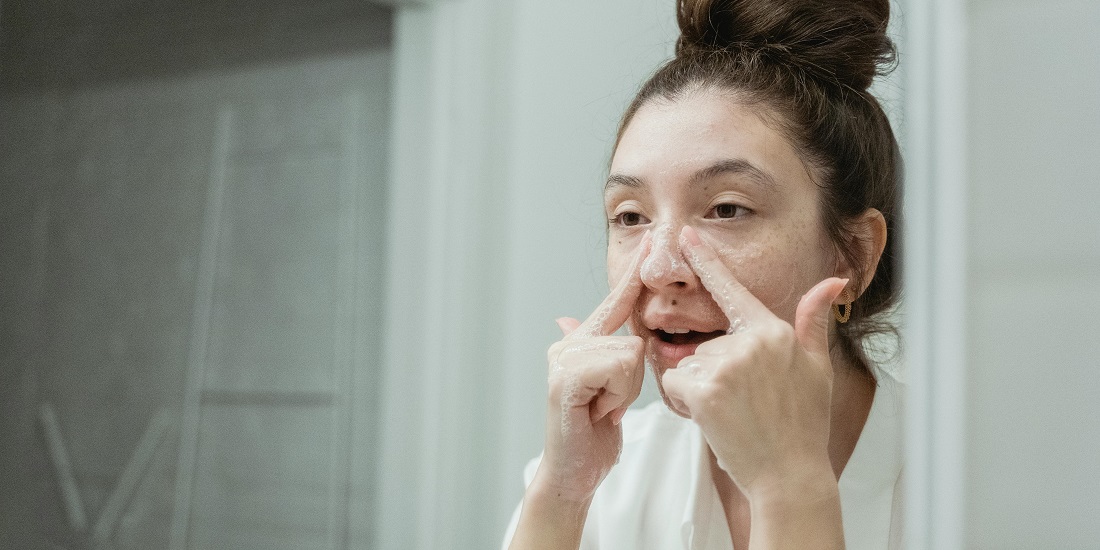 žena koja pravi greške pri umivanju