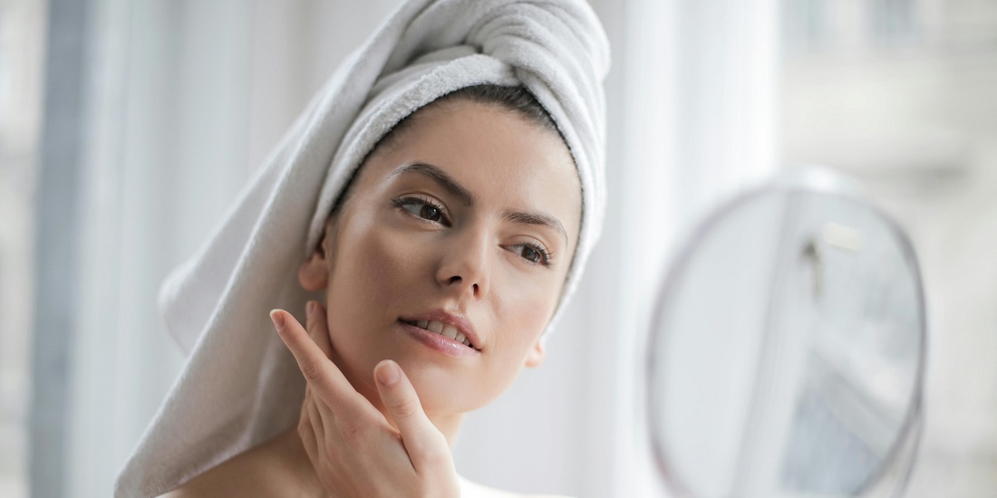 devojka koja isprobava negu za prevenciju bora na čelu