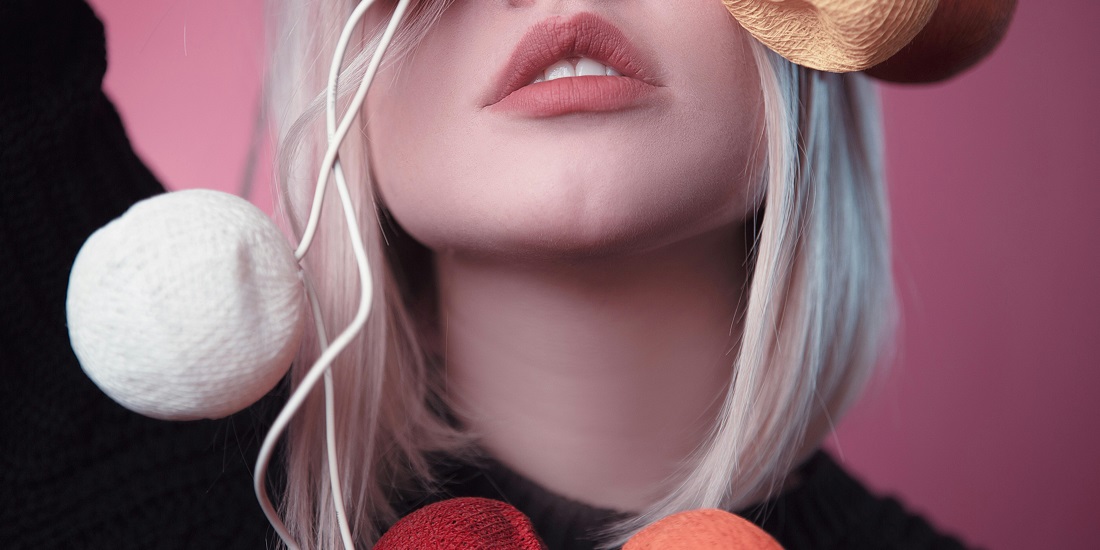 Mlada žena sa nežnim mat ružem i negovanim usnama.