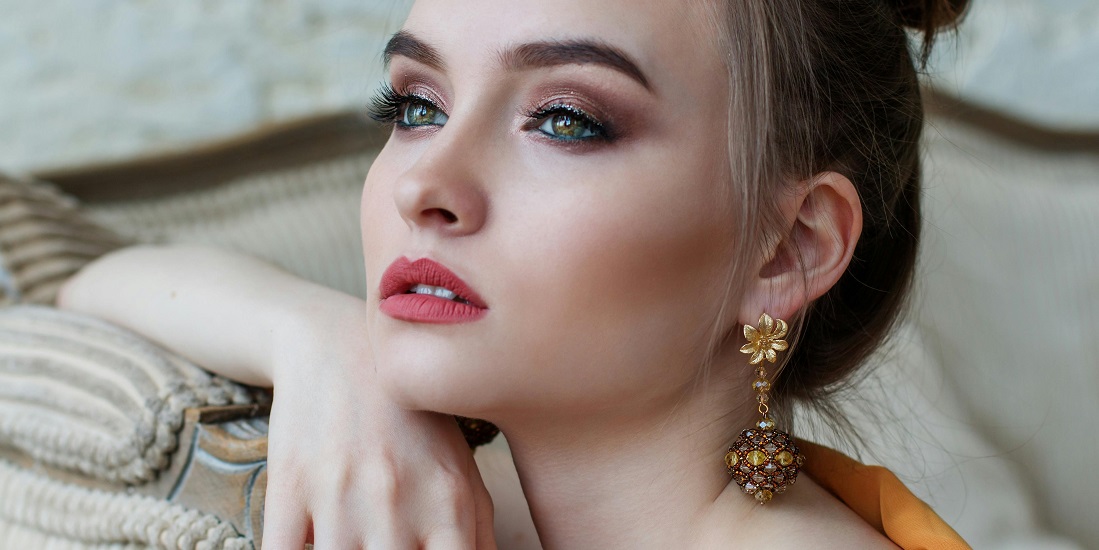 devojka kojoj je pomogla blefaroplastika ili fileri za područje ispod oka  da izgleda mladoliko i osveženo 