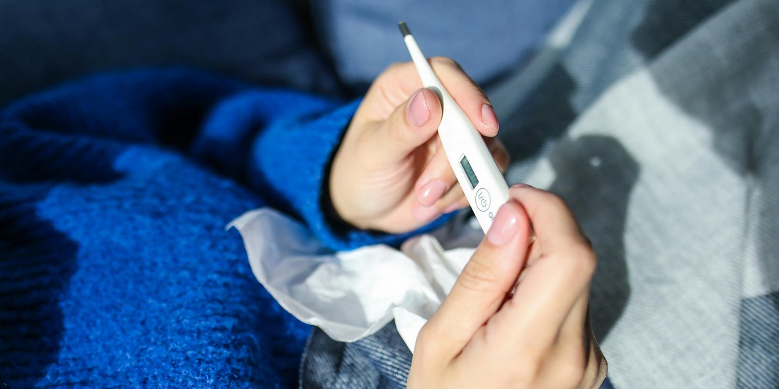 Osoba drži toplomer