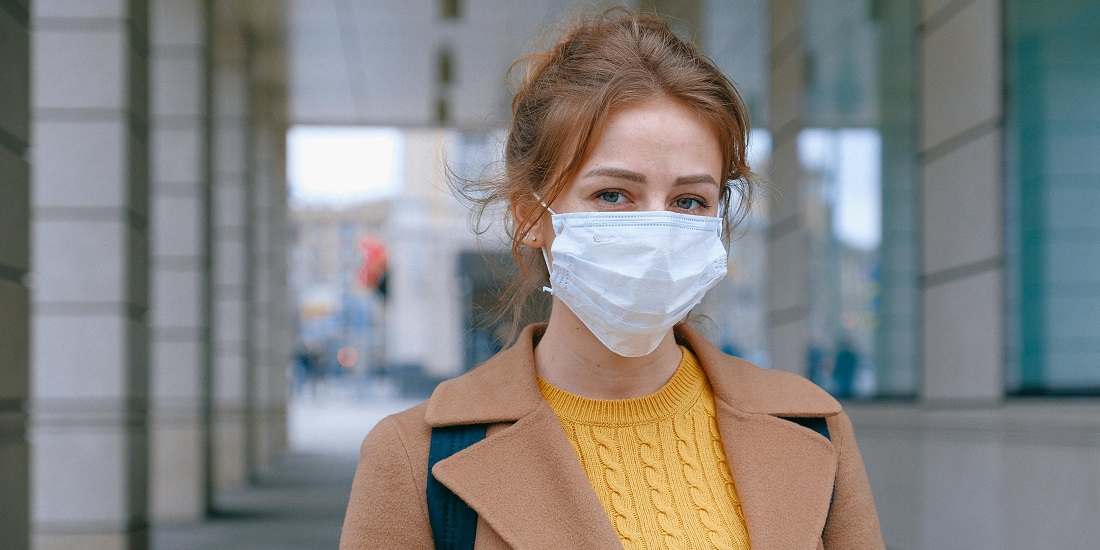 Mlada žena sa maskom koju muče poremećaji mirisa i ukusa