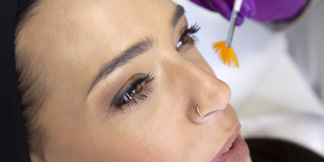 mlada devojka izražene temporalne zone lica