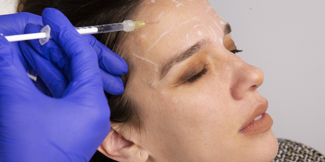 lekar tretira estetski problem injekcijama botoksa