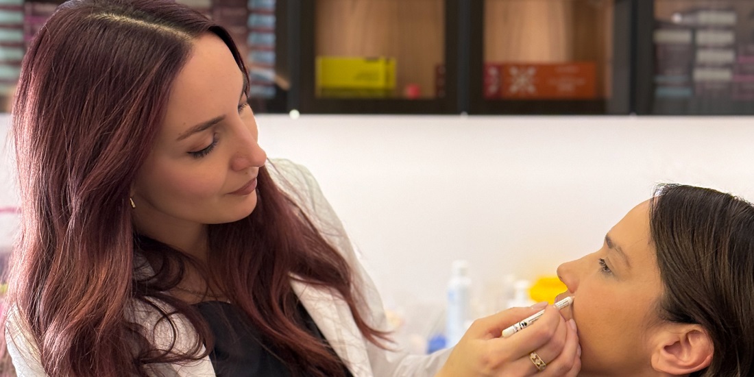 Dr Sara Prlja pažljivo izvodi tretman koji pomaže da se postigne savršen balans profila.