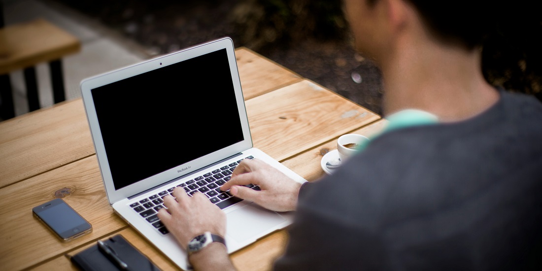 Čovek nesvestan kako držanje tela utiče na otežano disanje