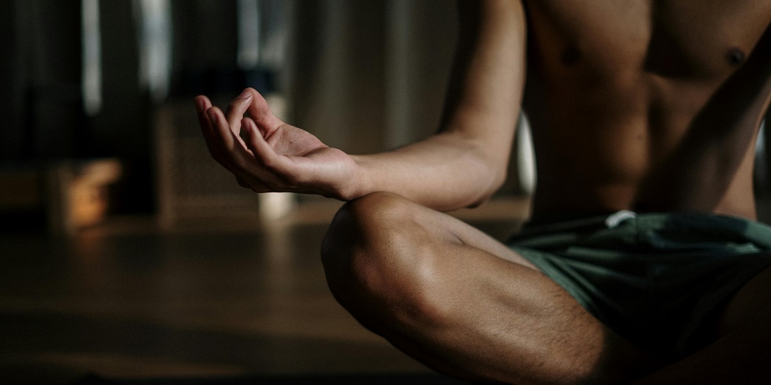 Muškarac meditira u sedećem položaju