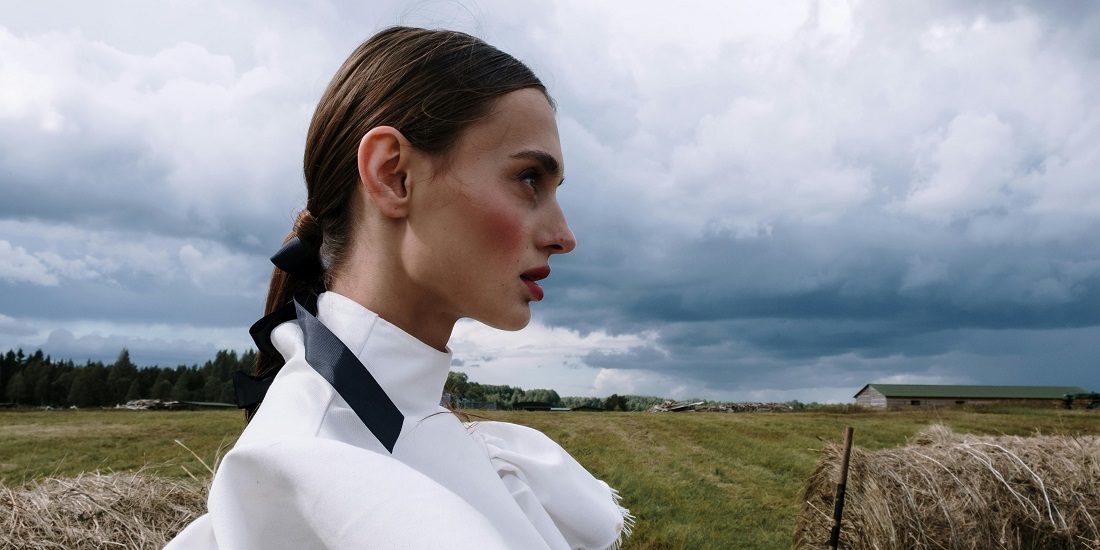 Žena u prirodi sa izraženim crtama lica i stabilnim profilom.