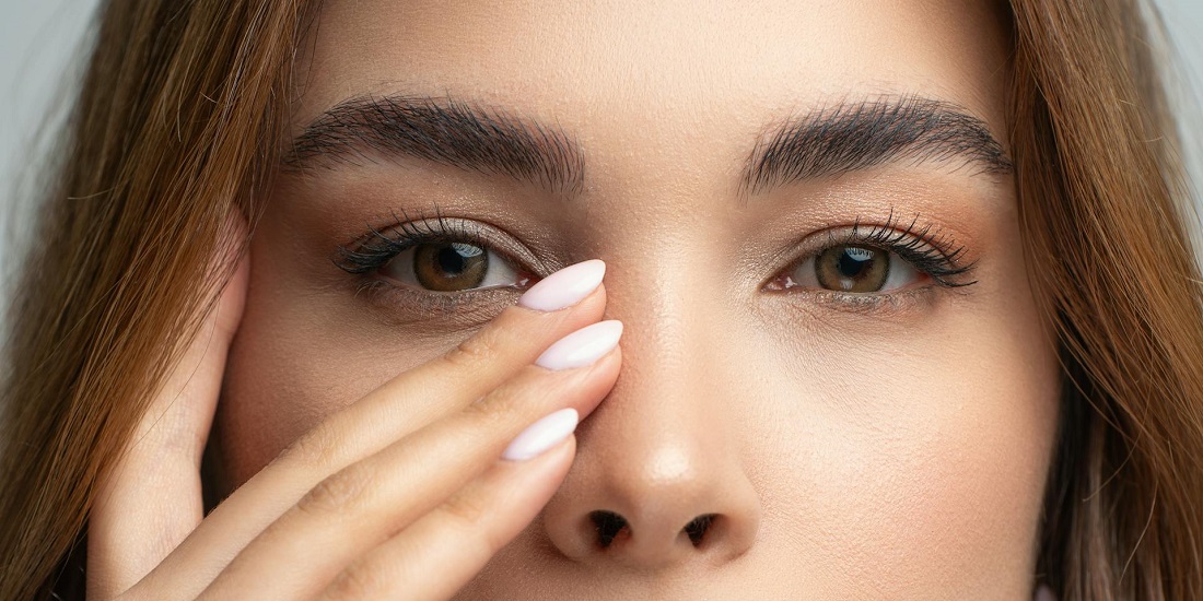 Blago naglašena asimetrija očiju zbog različitog položaja obrve.