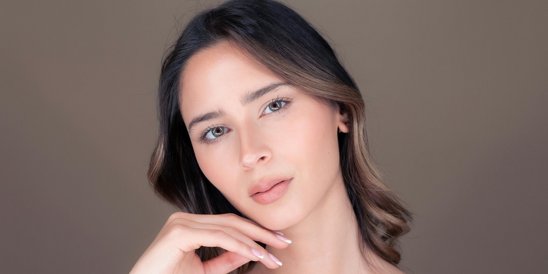 Devojka sa negovanom kožom