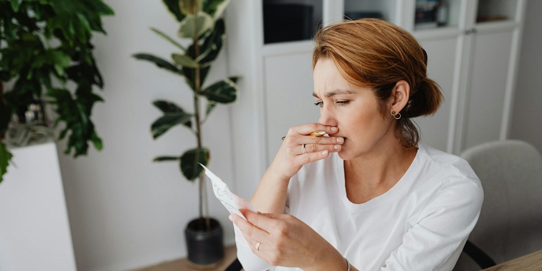 Žena sa ozbiljnim izrazom lica, proverava simptome