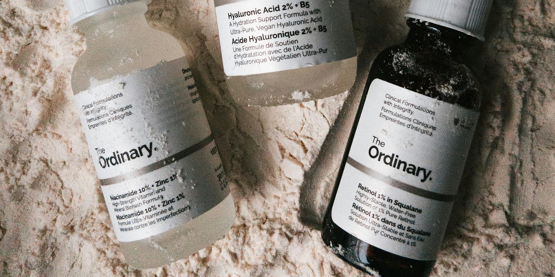 Bočice seruma sa retinolom i niacinamidom na stolu čijom kombinacijom nastaju rizici aktivnih sastojaka na koži