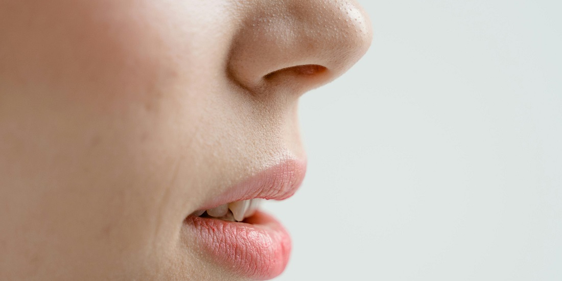 Detaljan prikaz nosa i usana koji naglašava nežne konture lica.