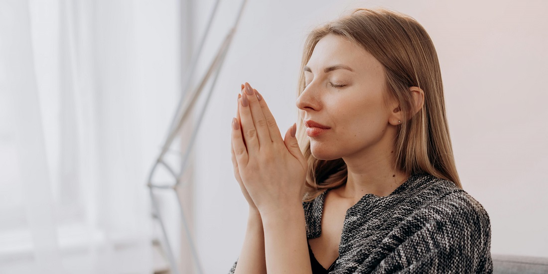 Žena mirno koristi sinusne irigacije za olakšanje disanja