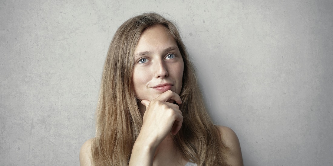 Osoba dodiruje vilicu, možda primeti gubitak definicije vilice.