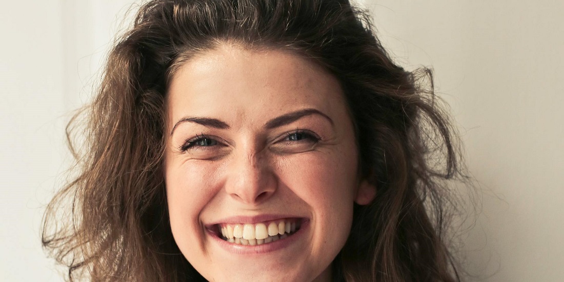 Nasmejana žena sa prirodnim crtama lica