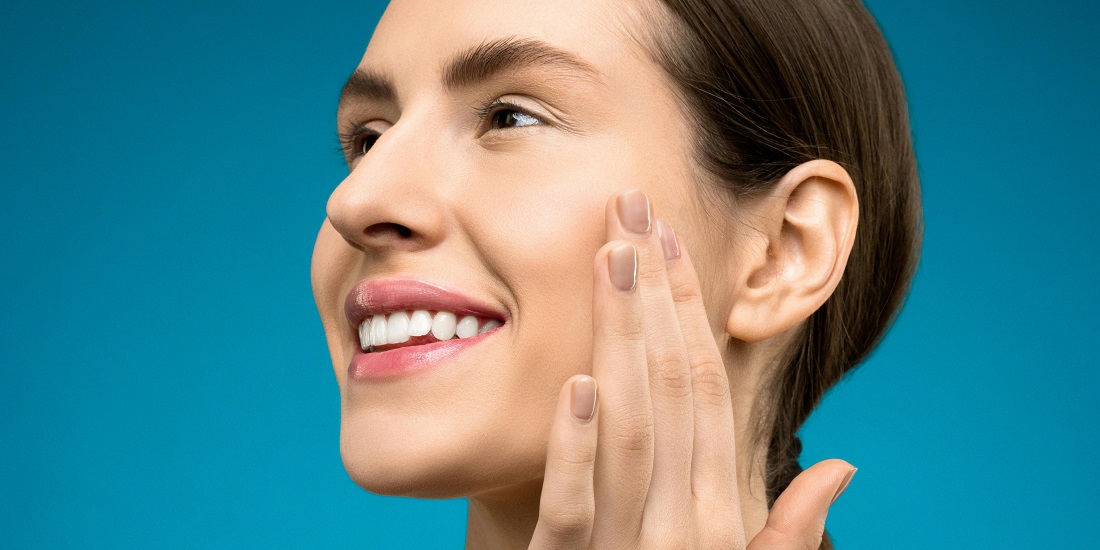 devojka kojoj je pomogla nega kože nosa tokom zime.