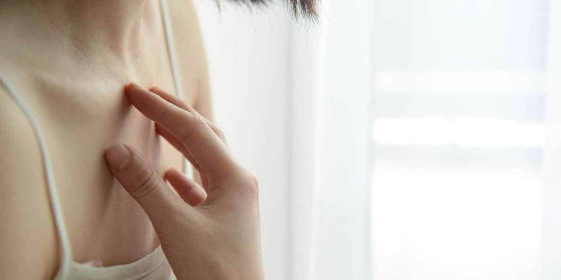 Osoba dotiče kožu vrata i dekoltea