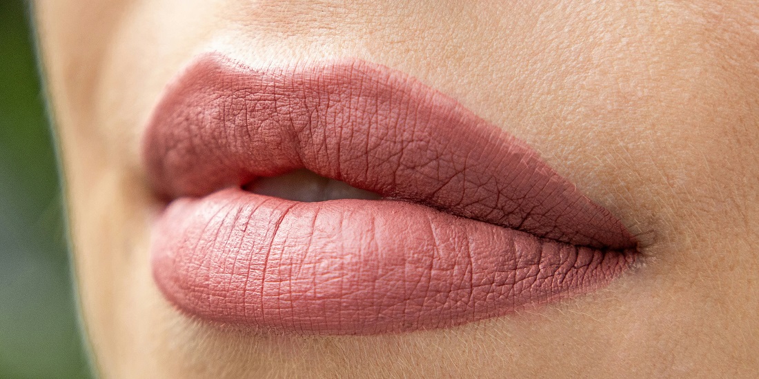 Detalj usana koje ukazuju na zanemarene zone lica