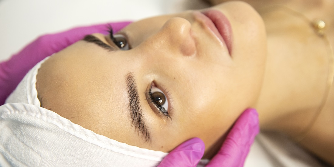 Pacijentkinja opušteno leži tokom profesionalnog pregleda kože