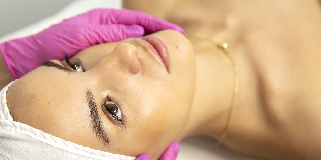 Devojka na tretmanu K-Beauty Glass Skin za hidrataciju