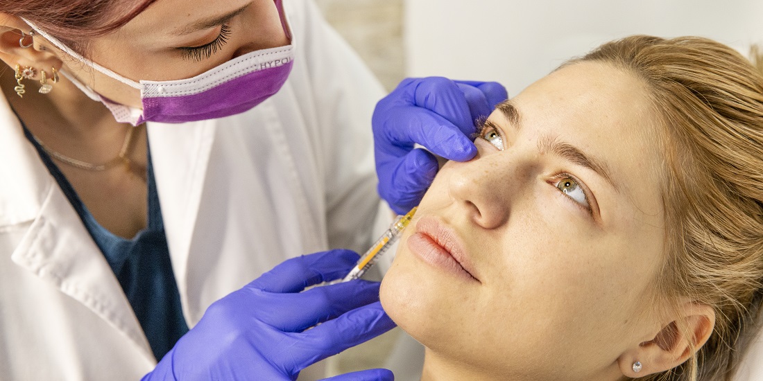 Dr Sara Prlja pažljivo radi tretman, sprečavajući greške posle hijaluronskih filera.