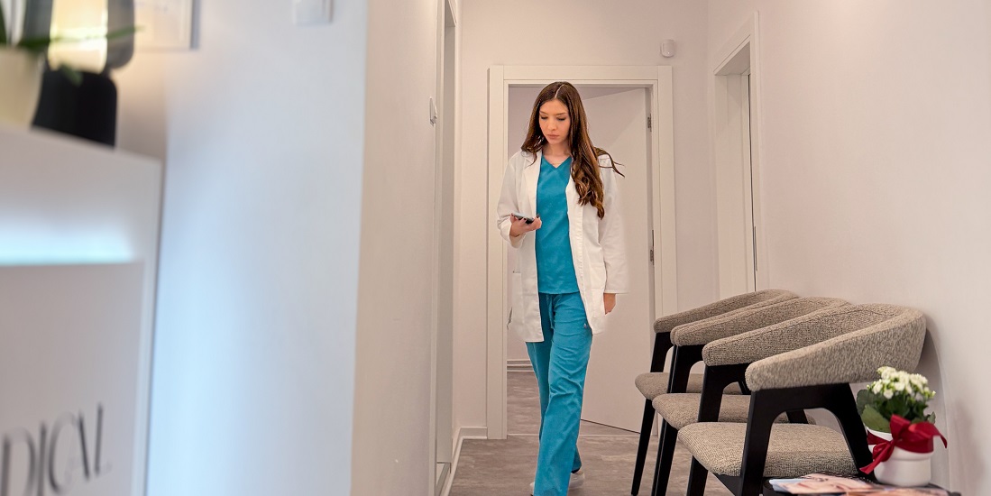 medicinska sestra koja je zabrinuta jer hladnoća utiče na probleme sa sinusima