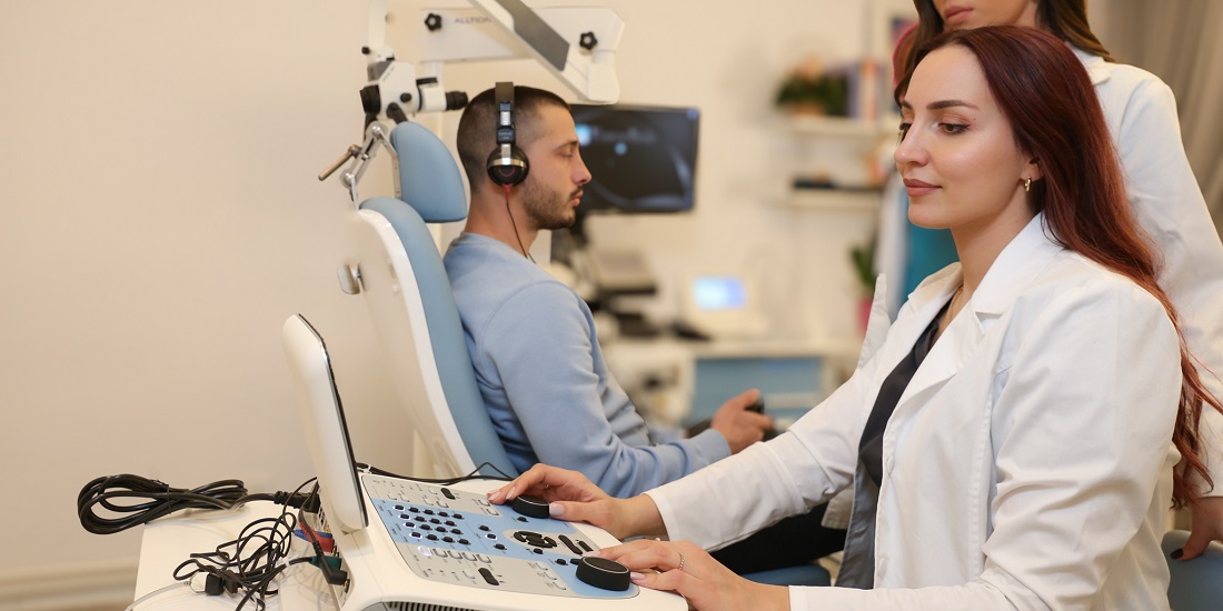 Audiološki test sluha kod muškarca sa slušalicama.