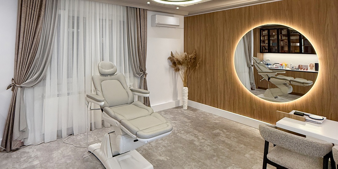 Moderna estetska klinika sa udobnom stolicom za tretmane