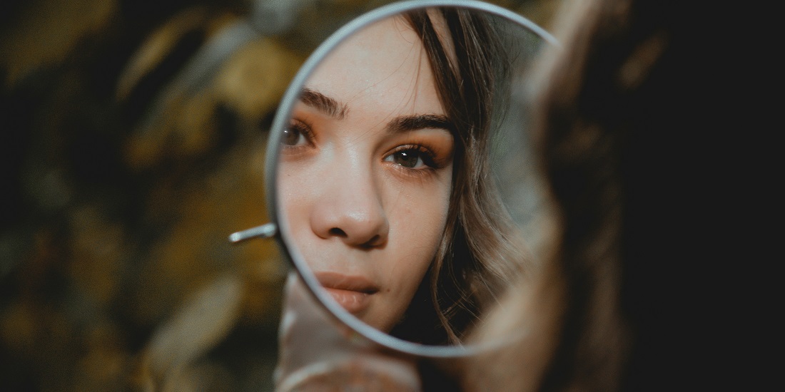 devojka se gleda u ogledalu