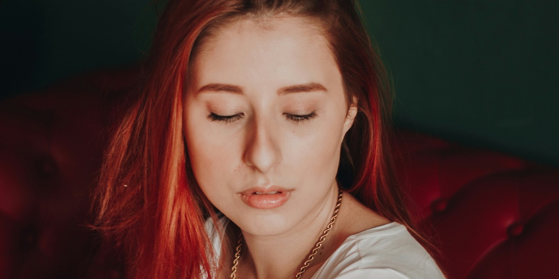 grba na nosu mlade žene