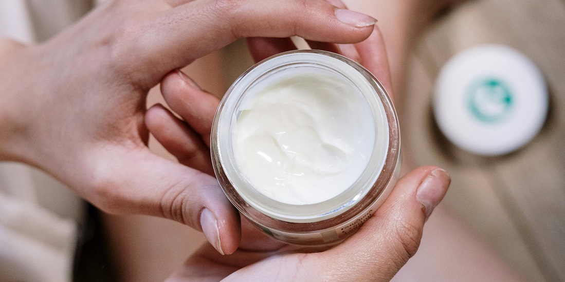 Žena proverava zablude o „prirodnoj“ kozmetici za osetljivu kožu