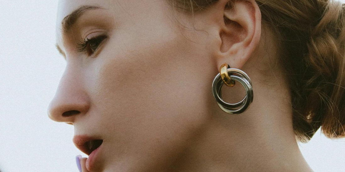 Profil žene koja veruje da su rezultati operacije ušiju trajni