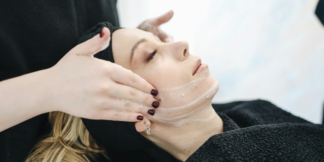 Masaža lica tokom čišćenja kože klijentkinje.