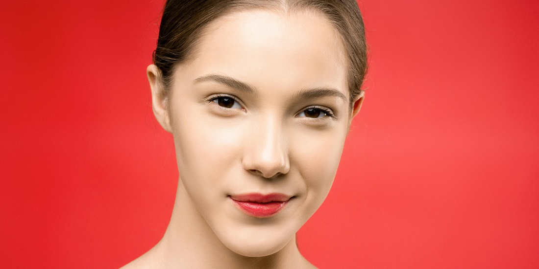 devojka koja ima blistav ten nakon K-Beauty Glass Skin za sjajniju kožu